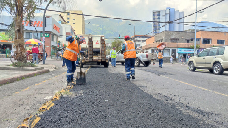 Trabajadores del Municipio arreglan la calle San Gregorio, el 24 de noviembre de 2022.