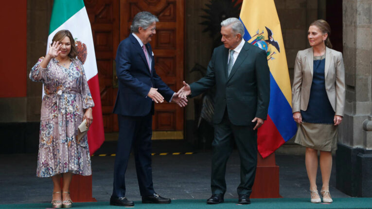 El presidente de México, Andrés Manuel López Obrador (cd), acompañado de su esposa, Beatriz Gutiérrez, reciben al presidente de Ecuador, Guillermo Lasso, y a su esposa, María de Lourdes Alcívar. México, 24 de noviembre de 2022