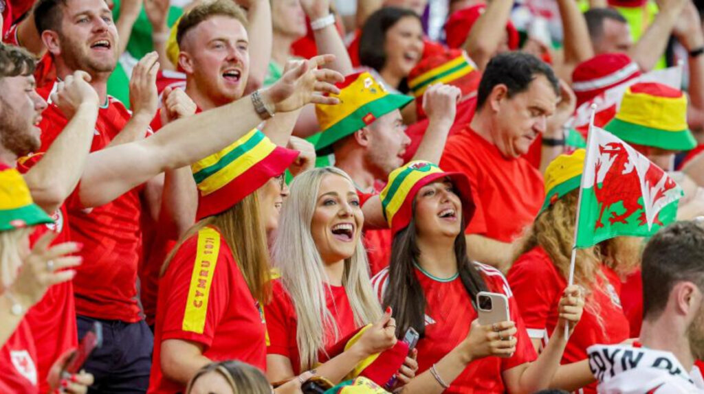 La FIFA permite a galeses llevar sombreros y banderas con arcoíris