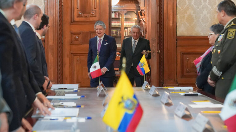 Los presidentes de Ecuador, Guillermo Lasso; y de México, Andrés Manuel López Obrador, en el encuentro bilateral en México, el 24 de noviembre de 2022, donde abordaron el acuerdo comercial.