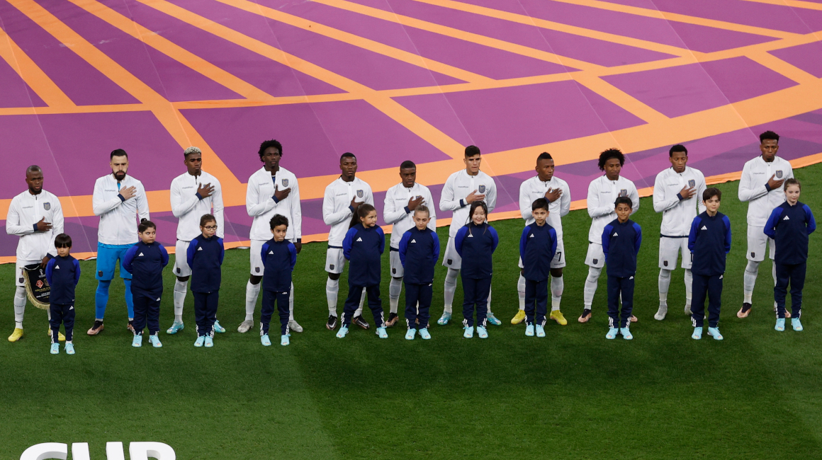 Los jugadores de Ecuador cantan el himno antes del partido ante Países Bajos.