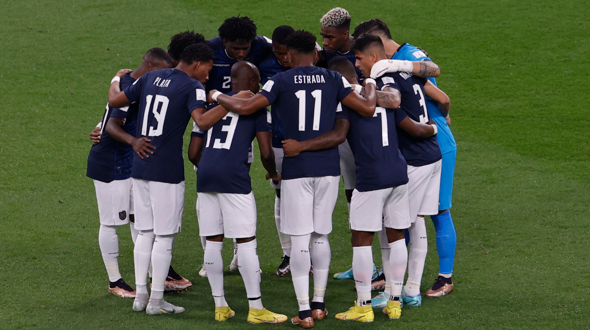 Los jugadores de Ecuador se reúnen antes del partido ante Países Bajos. 