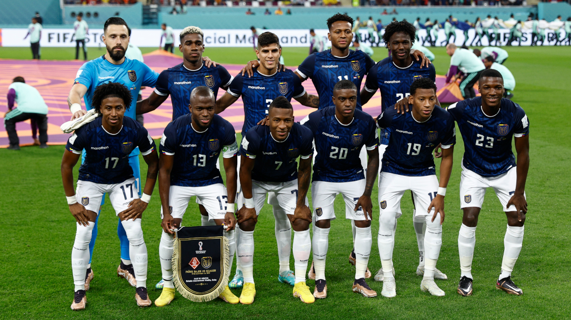 Los 11 jugadores titulares de Ecuador antes del comienzo del partido.