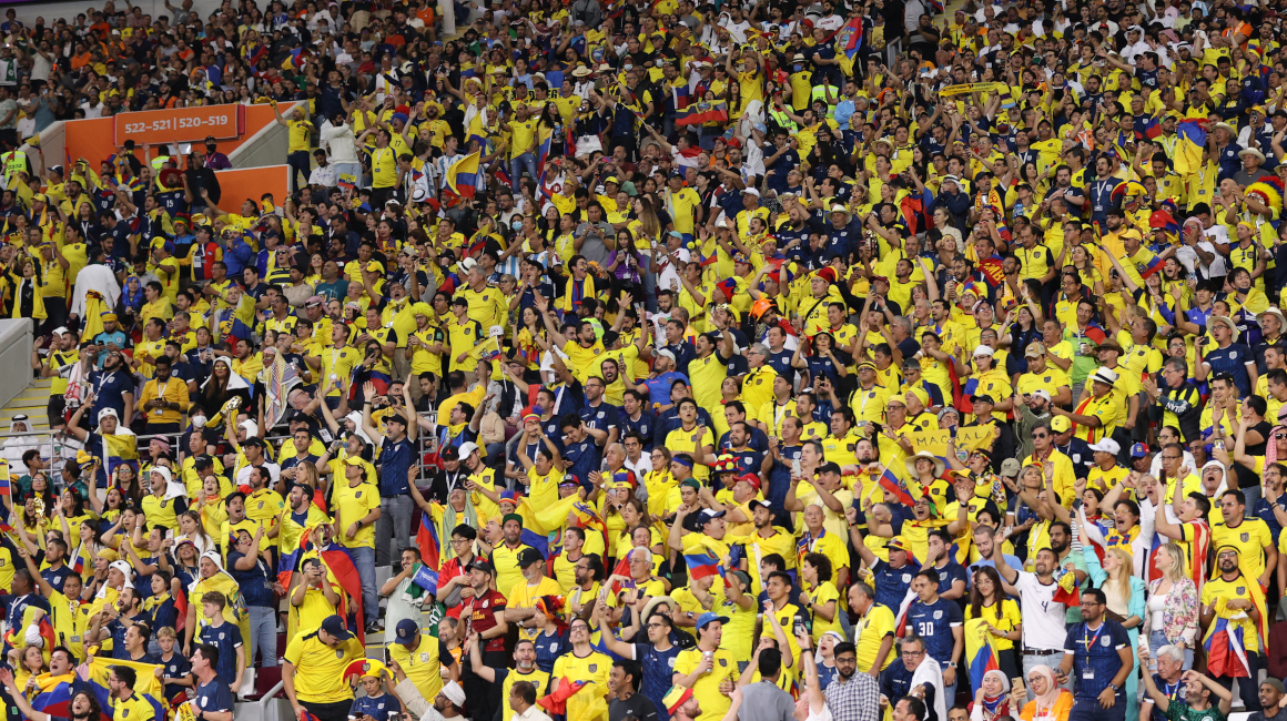 Los hinchas ecuatorianos celebran el gol de Enner Valencia.