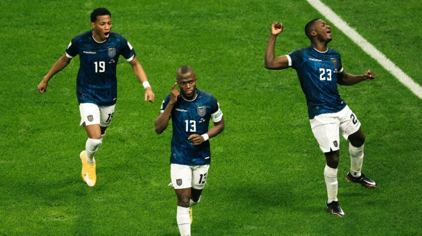 Gonzalo Plata, Enner Valencia y Moisés Caicedo festejan un gol de Ecuador ante Países Bajos, el 25 de noviembre de 2022.