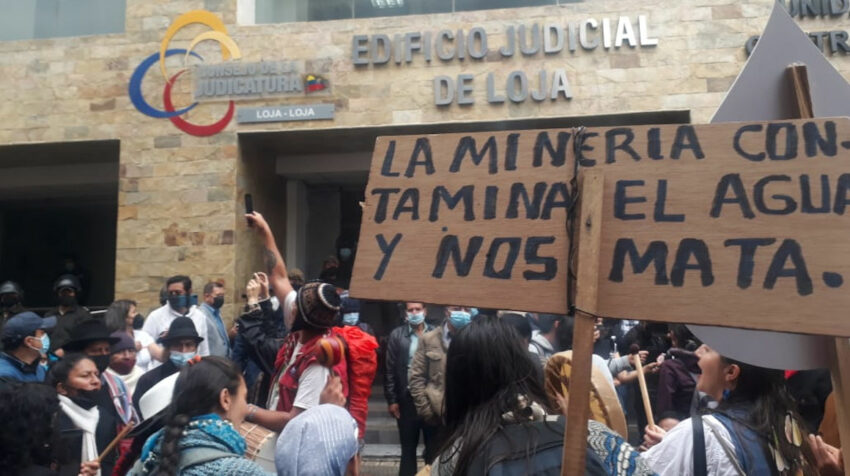 Habitantes de Gualel hicieron una marcha por el centro de Loja el día de la segunda audiencia, el 22 de noviembre de 2022.