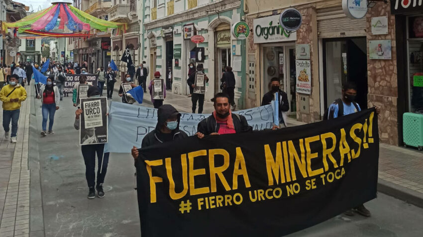 Plantón de las comunidades que se oponen a la minería en Fierro Urco en la Corte de Justicia de Loja. 