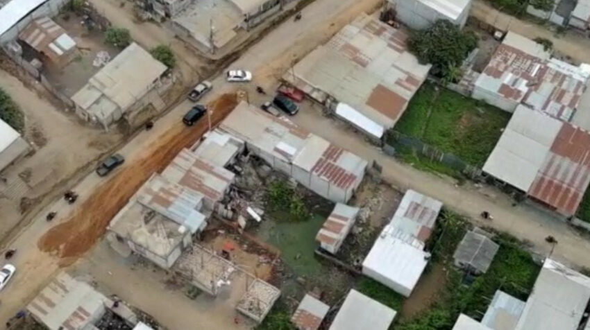 Imagen de un dron sobrevolando Pedernales, en Manabí. 