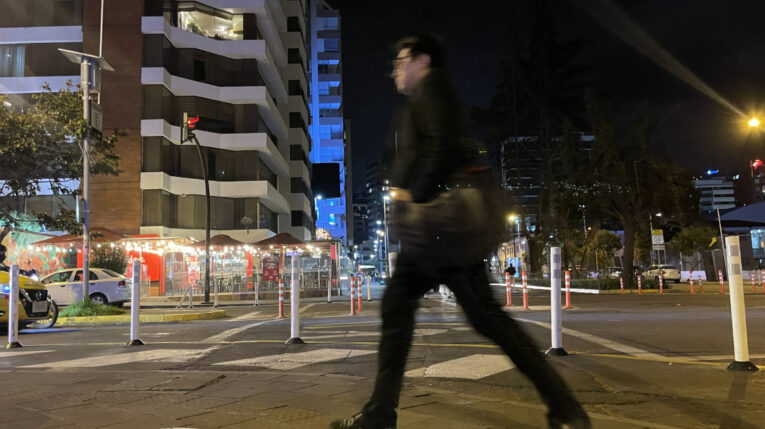 Un ciudadano camina por la avenida República de El Salvador, a las 21:30 del 24 de noviembre de 2022.