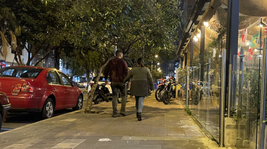 Las personas caminan por la avenida República de El Salvador, donde hay varios restaurantes. 