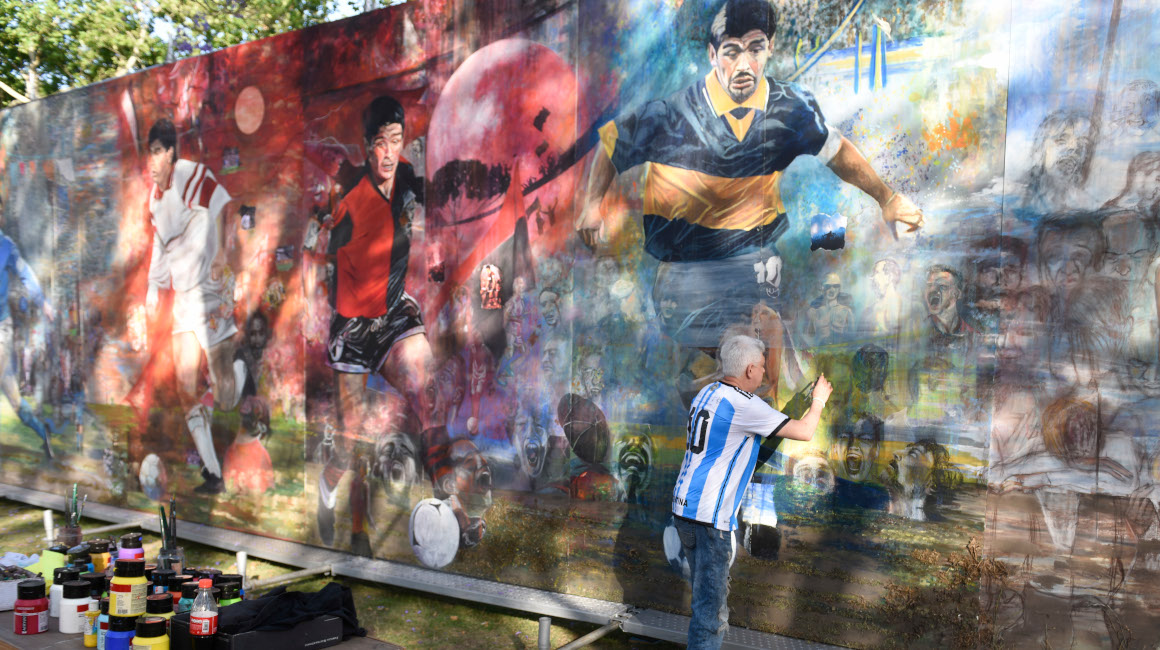 El artista Gustavo Rovira pinta un mural dedicado a Diego Maradona, el 25 de noviembre de 2022 en Buenos Aires.