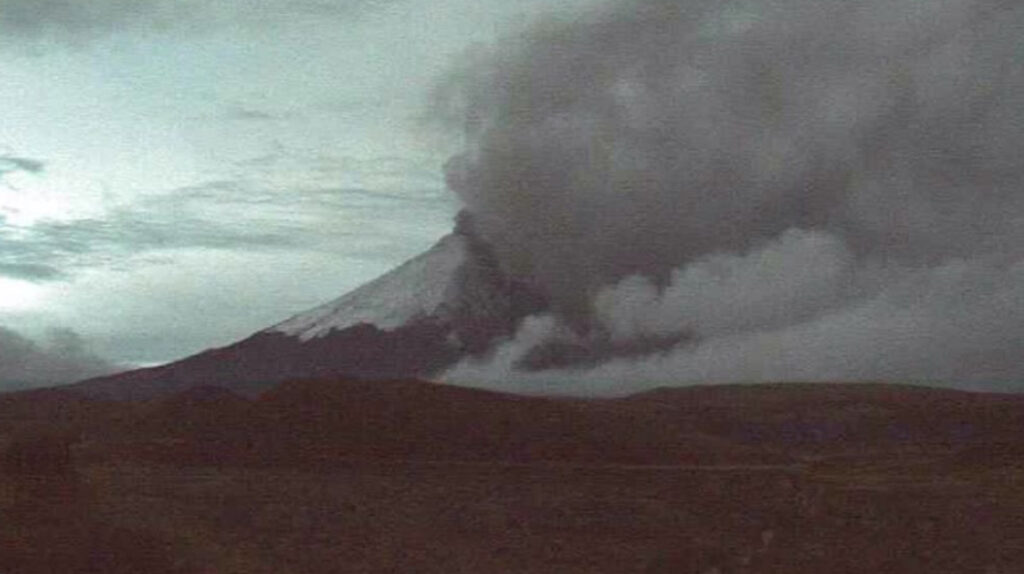 Caída de ceniza del Cotopaxi se reporta en Quito y Mejía