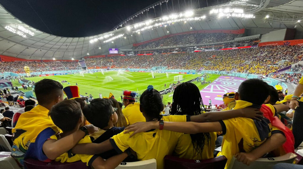 Siete niños de bajos recursos disfrutan del Mundial en Qatar