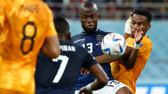 Enner Valencia disputa un balón durante el partido contra Países Bajos en el Mundial de Qatar, el 25 de noviembre de 2022.
