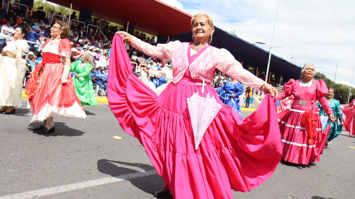 Un grupo de danzantes durante el Desfile de la Confraternidad por las Fiestas de Quito, en 2022.