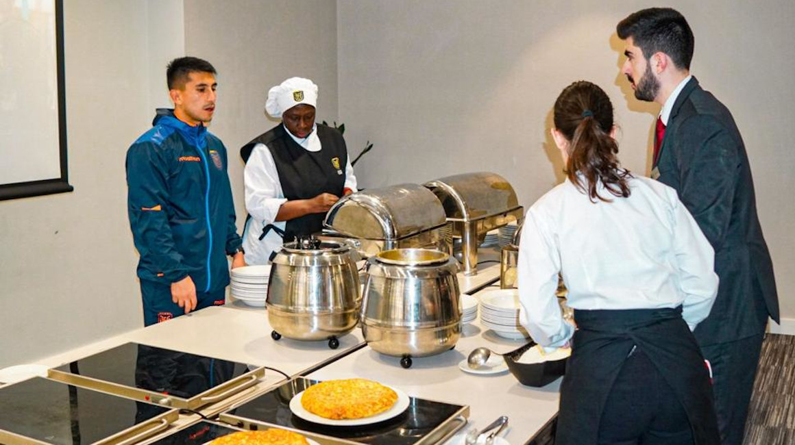 Consuelo Gonzalón sirviendo la comida para los jugadores de Ecuador en el Mundial de Qatar.