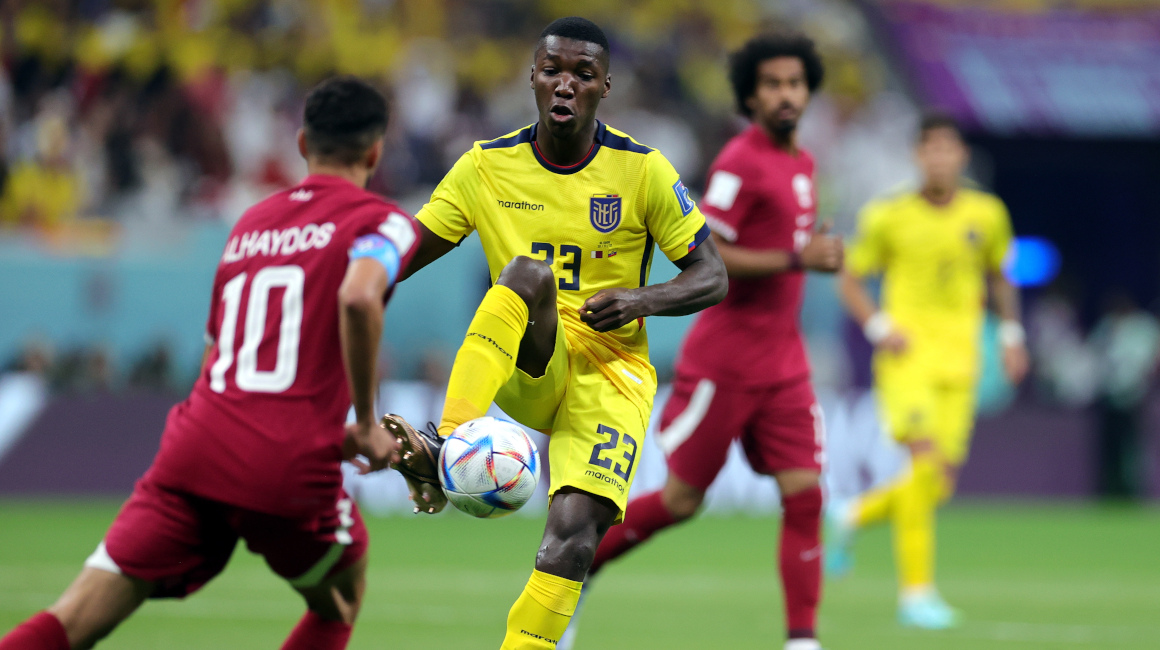 Moisés Caicedo disputa un balón con Hassan Alhaydos de Qatar en el partido inaugural del Mundial 2022.