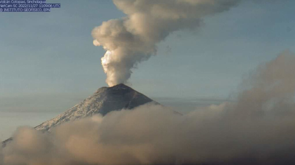 Leve ceniza del volcán Cotopaxi cae en Conocoto