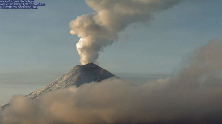 Volcán Cotopaxi continúa emitiendo gases y ceniza