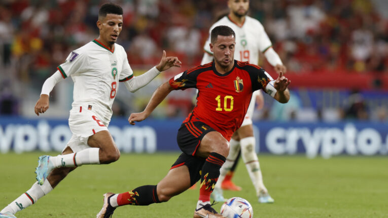 Eden Hazard, de Bélgica, maneja una pelota en el encuentro ante Marruecos, el 27 de noviembre de 2022.