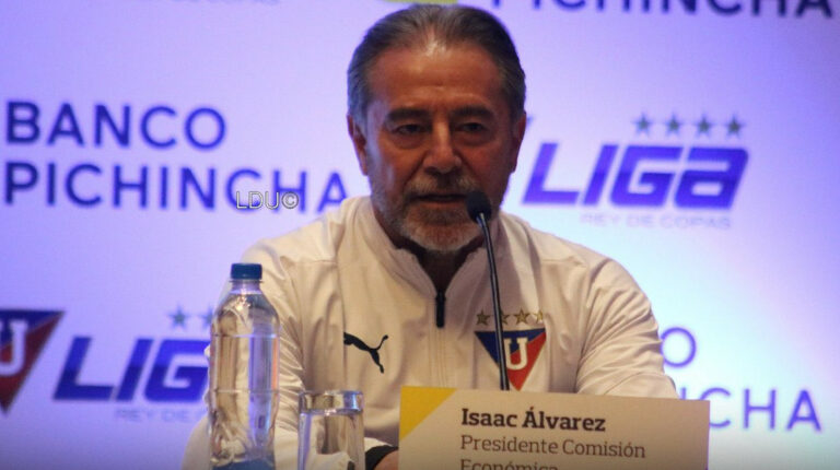 Isaac Álvarez en rueda de prensa como Presidente de la Comisión Económica de Liga de Quito.