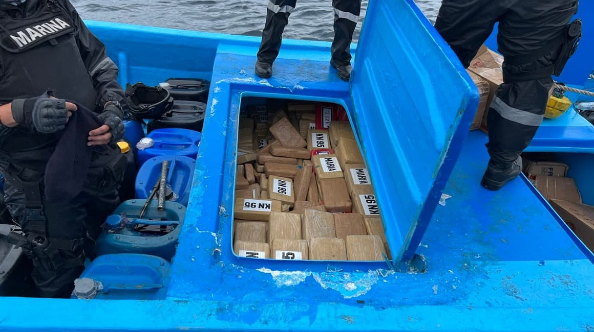 Paquetes de droga encontrados en una lancha en altamar, el 27 de noviembre de 2022. 