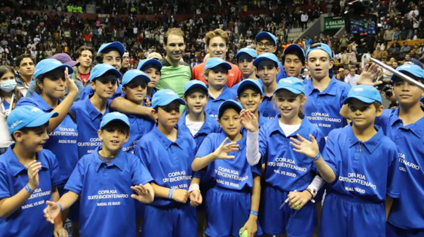 Rafael Nadal y Casper Ruud junto a niños pasabolas en Quito, el 27 de noviembre de 2022.