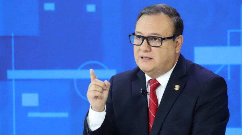 El ministro Juan Zapata en entrevista con Teleamazonas, el 28 de noviembre de 2022, se refirió a la emergencia que declarará en el Ministerio del Interior y en la Policía Nacional.