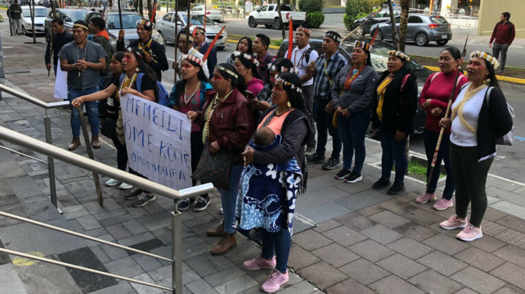 Un grupo de waoranis protestan afuera del Ministerio de Energía, en Quito, para exigir la renegociación del contrato en los bloques 16 y 67, operados por Petrolia, filial de New Stratus Energy. 
