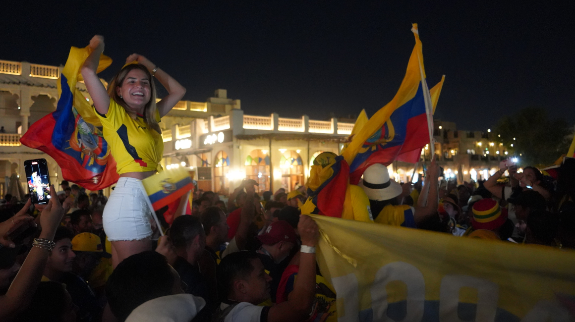 Fanáticos de Ecuador durante el banderazo del lunes 28 de noviembre de 2022 en Qatar.