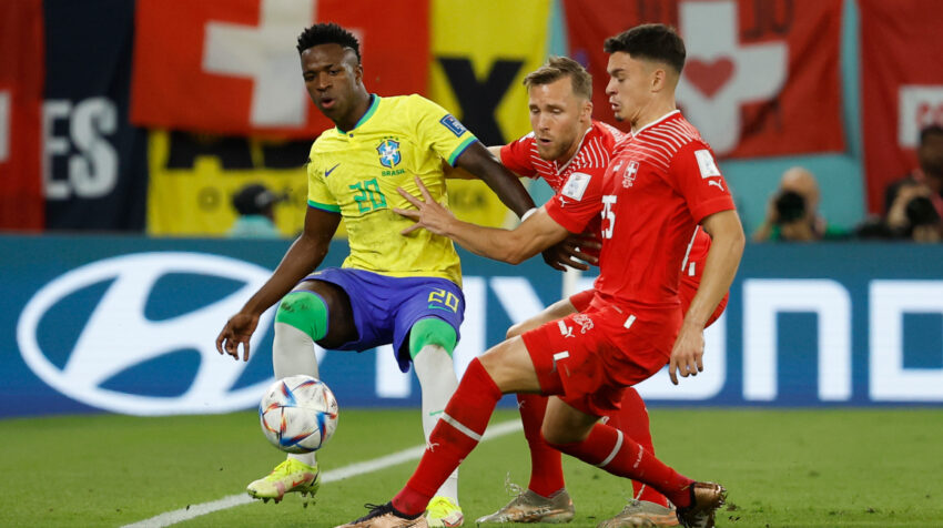 Vinícius Junior de Brasil disputa un balón con Fabian Rieder de Suiza, el 28 de noviembre de 2022.