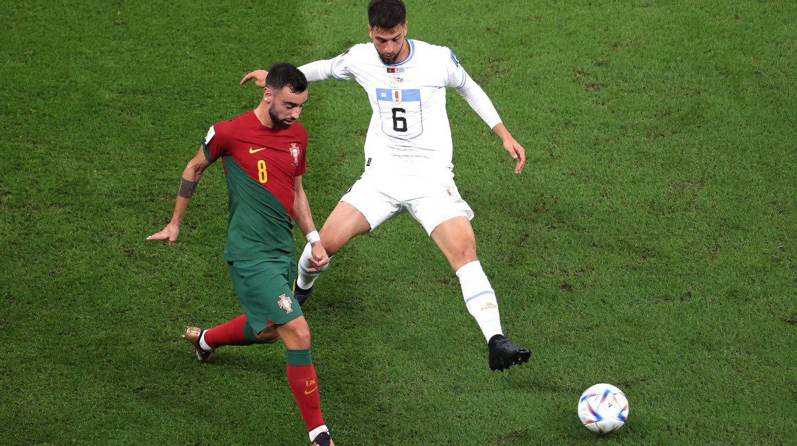 Bruno Fernandes de Portugal en acción contra Rodrigo Bentancur de Uruguay, el 28 de noviembre de 2022.