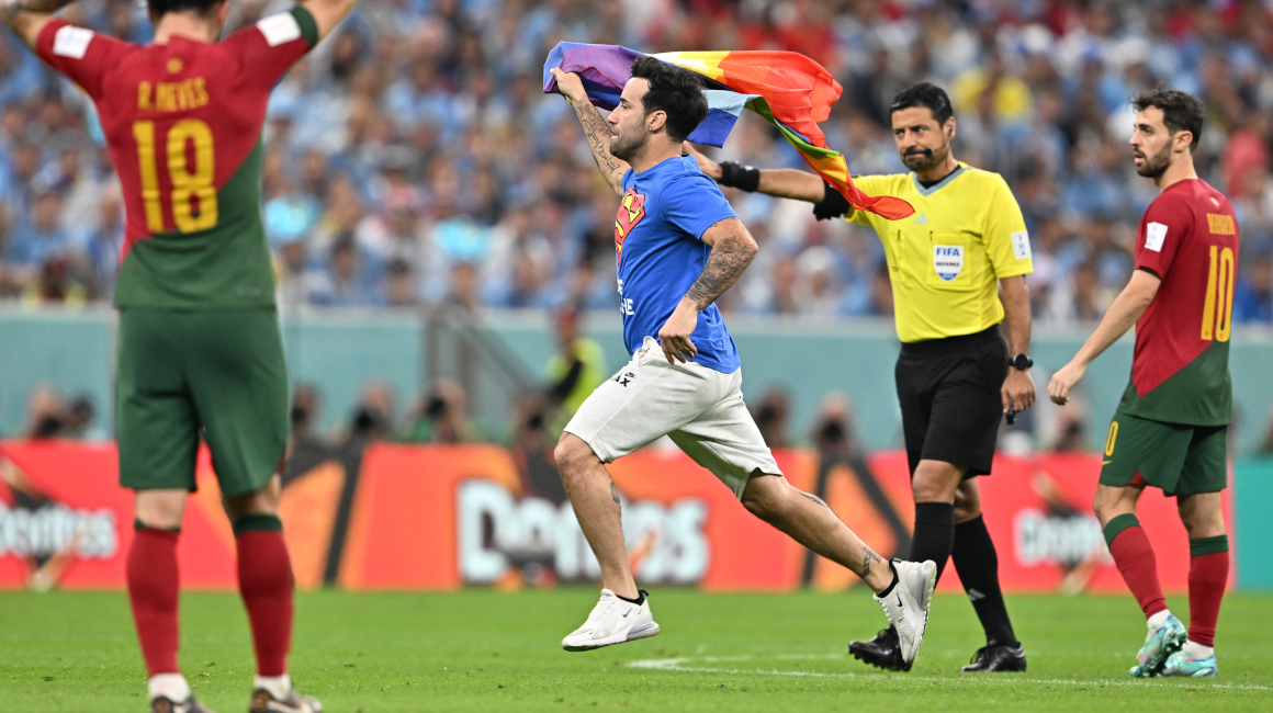Un aficionado saltó a la cancha con una bandera arcoíris en el partido entre Portugal y Uruguay, el 28 de noviembre de 2022.
