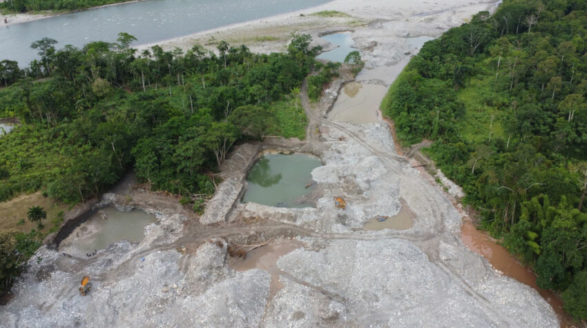 Deforestación por minería ilegal en Napo el 25 de noviembre de 2022.
