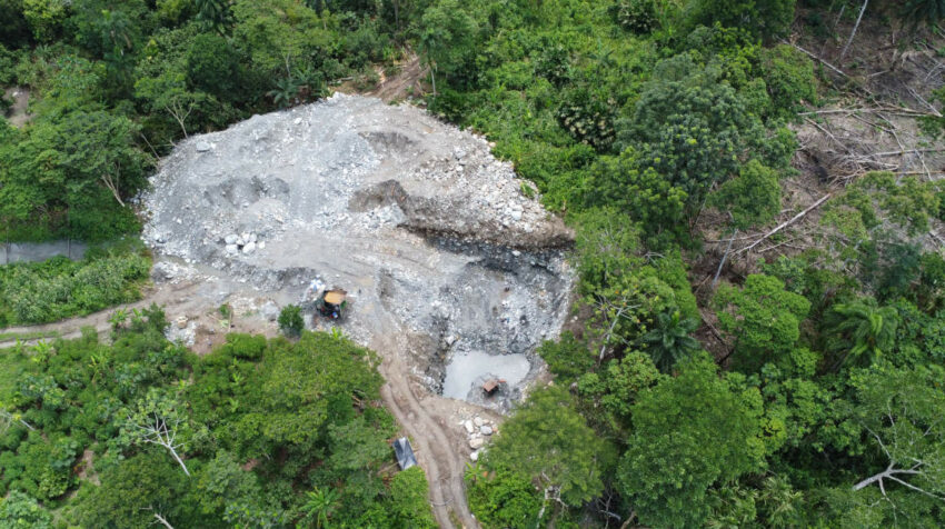 Maquinaria en actividades de minería ilegal en Napo el 25 de noviembre de 2022.