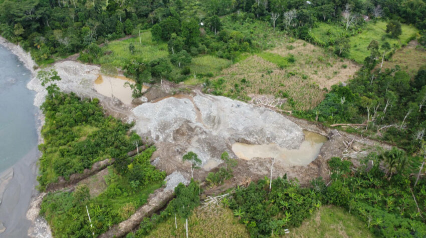 Piscinas para minería ilegal cerca del río Jatunyacu en Napo el 25 de noviembre de 2022.