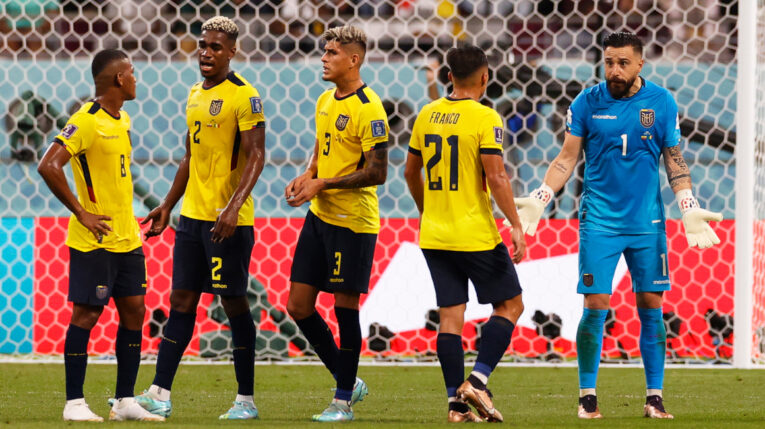 Los jugadores de Ecuador se lamentan durante el partido ante Senegal, el 29 de noviembre de 2022.