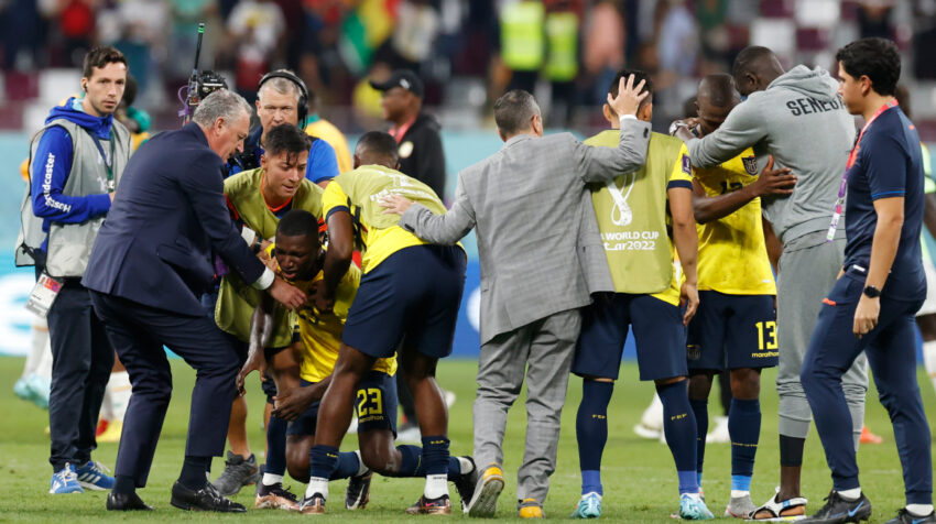 Gustavo Alfaro levanta a Moisés Caicedo luego de la derrota de Ecuador ante Senegal, en el estadio Khalifa Internacional.