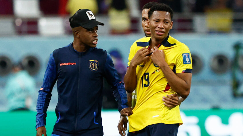 Los compañeros de Gonzalo Plata consuelan al jugador al final del 1-2 de Ecuador frente a Senegal en el Mundial de Qatar.