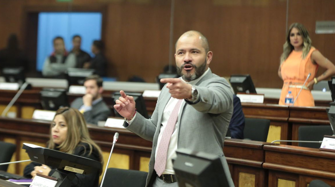 Alejandro Jaramillo, legislador de la ID, increpa al movimiento UNES por haberse abstenido en noviembre de 2021 a la reforma tributaria. La Asamblea aprobó la derogatoria de esta reforma, el 29 de noviembre de 2022.