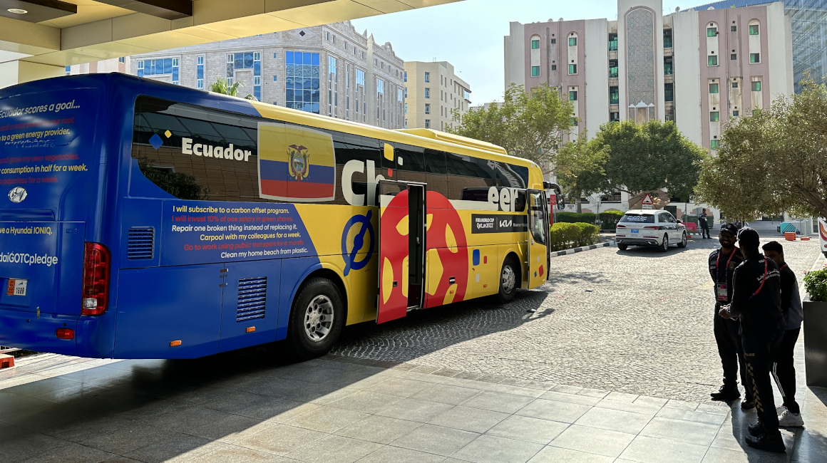 Imagen del bus de Ecuador, el miércoles 30 de noviembre, que trasladó a la delegación al aeropuerto de Doha, para abandonar Qatar, después de la participación en el Mundial.