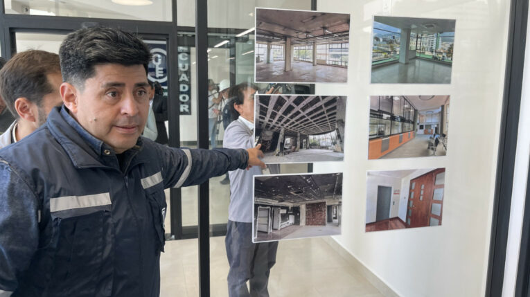 Vladimir Bustillos, administrador del proyecto de los bloques A y B, muestras las fotografías de cómo quedó el edificio. 