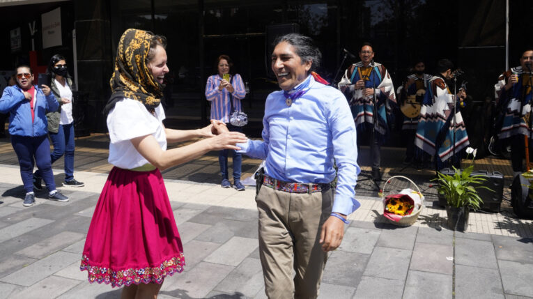Yaku Pérez y Manuela Picq bailan en las afueras del Registro Civil, en Quito, tras inscribir su 'matrimonio ancestral'.