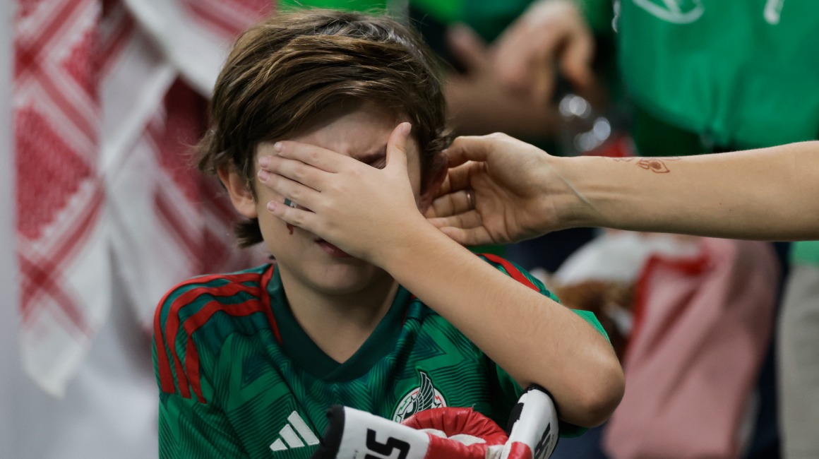 Un hincha de México se lamenta en el partido ante Arabia Saudita, el 30 de noviembre de 2022.