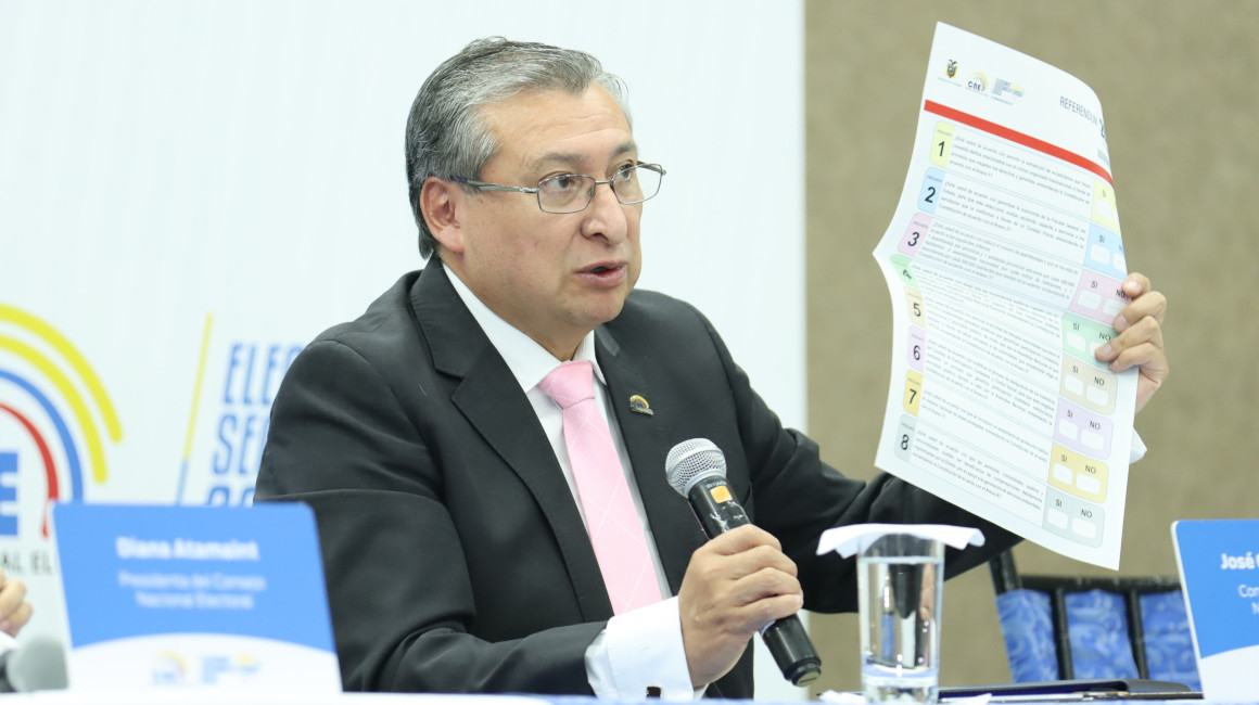 El consejero José Cabrera presentó el modelo de papeleta para el referendo 2023, el 1 de diciembre de 2022.