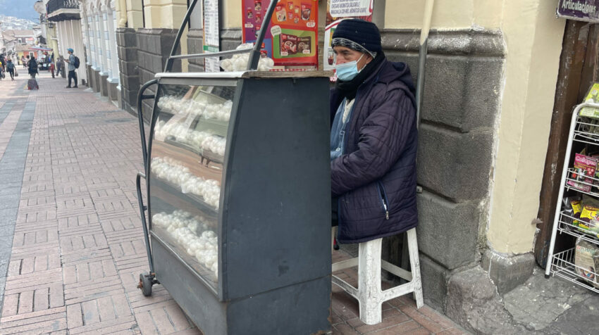 Vicente Soto vende colaciones en la calle Sucre, centro de Quito. 