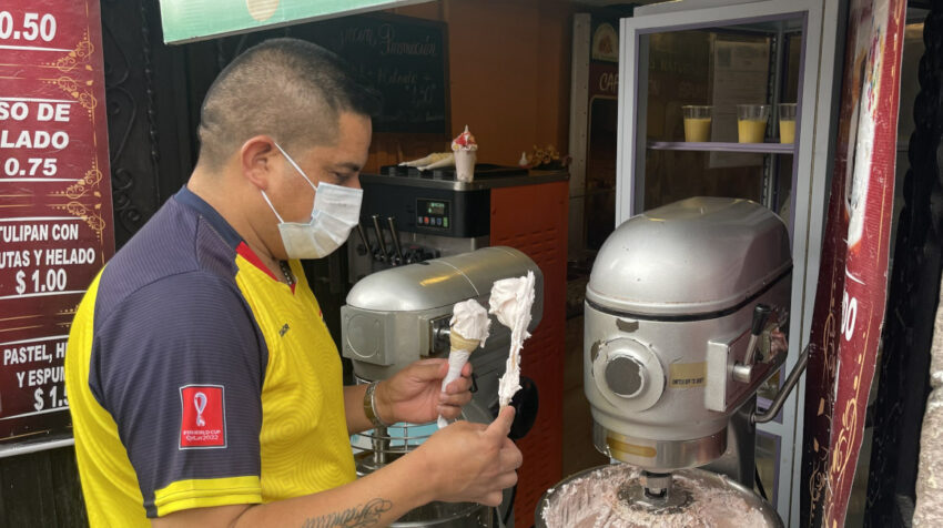 Alex Aimara prepara una espumilla en la puerta de su local, situado en la calle Venezuela. 