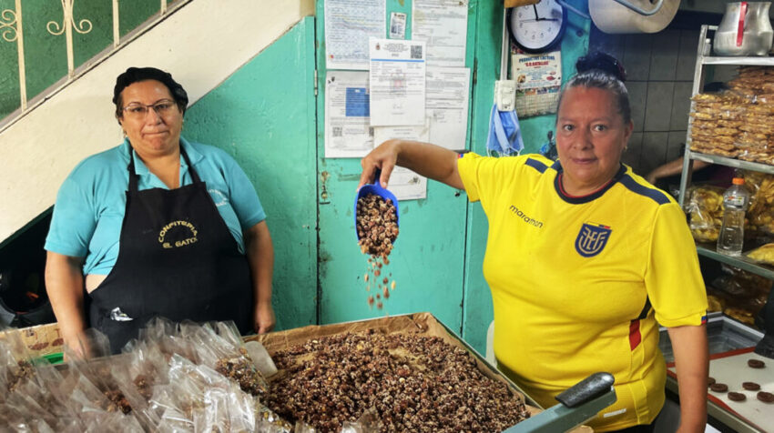 Martha Campaña muestra el maní dulce que prepara en su negocio, en el centro de Quito. 