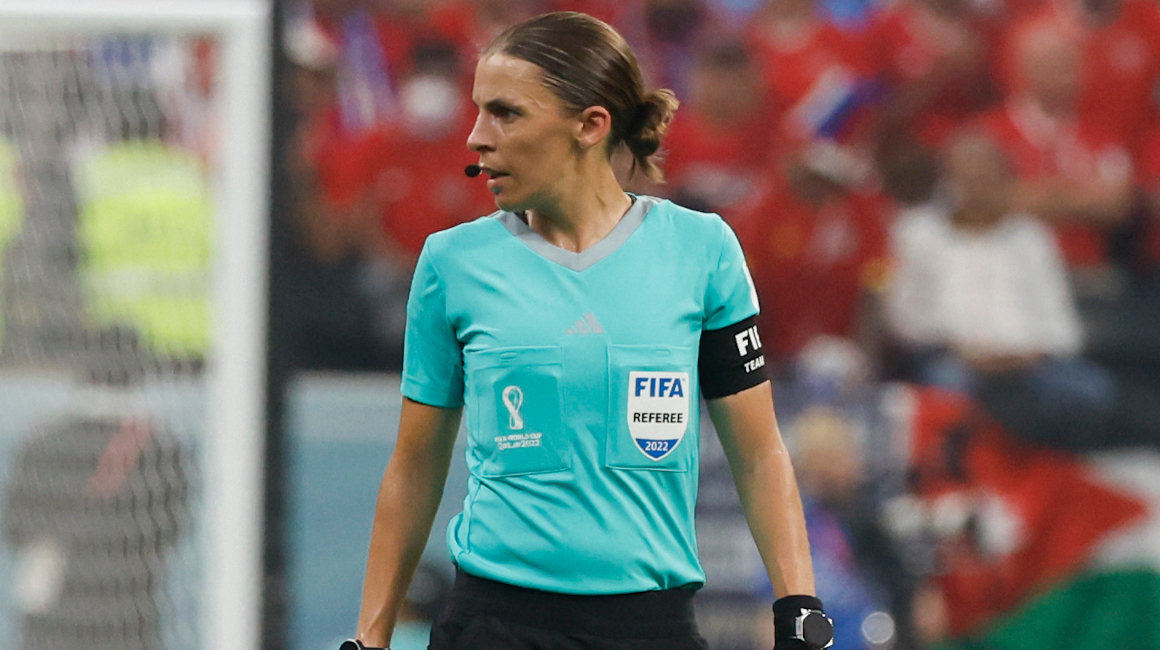 La árbitra francesa Stéphanie Frappart dirigiendo el partido de la fase de grupos del Mundial entre Costa Rica y Alemania, el 1 de diciembre de 2022.