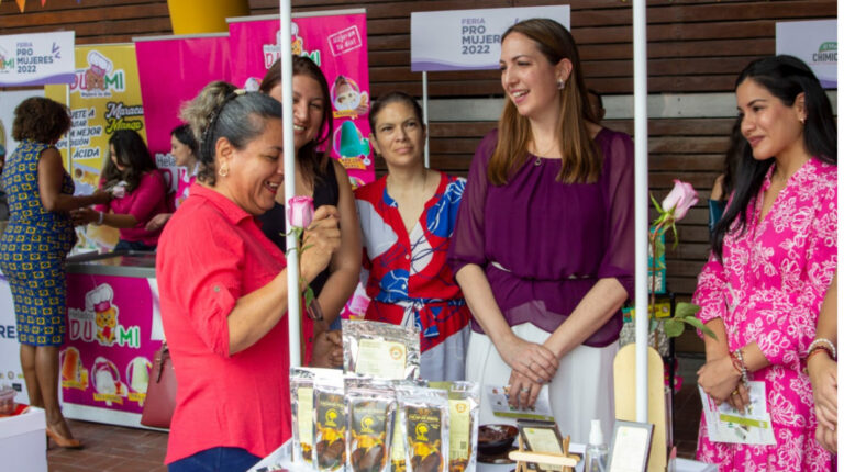 Emprendedoras impulsan la demanda del crédito en Ecuador
